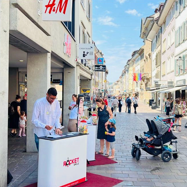 RocketSmile Promoter im direkten Kundenkontakt